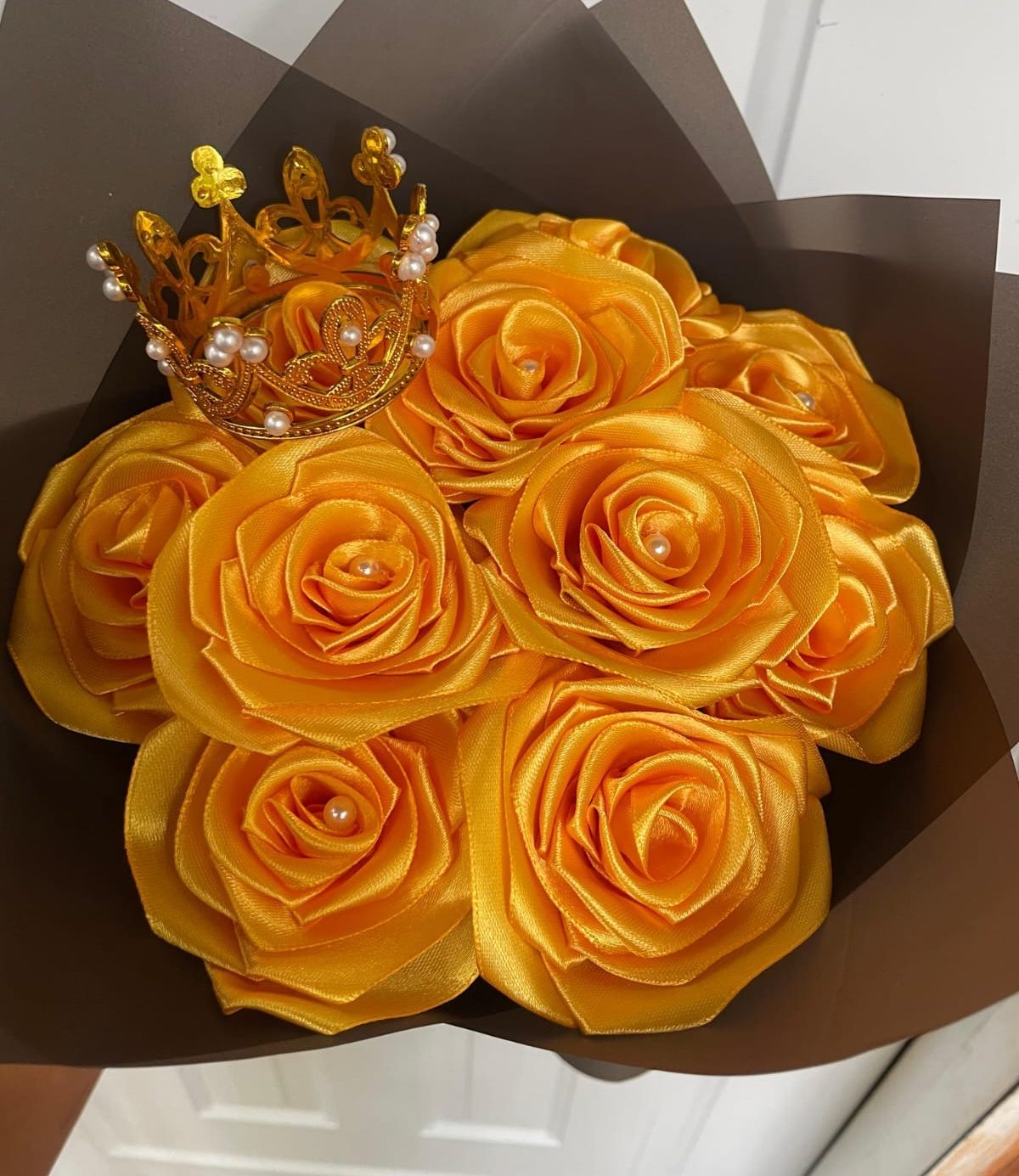 Ramo de rosas con corona