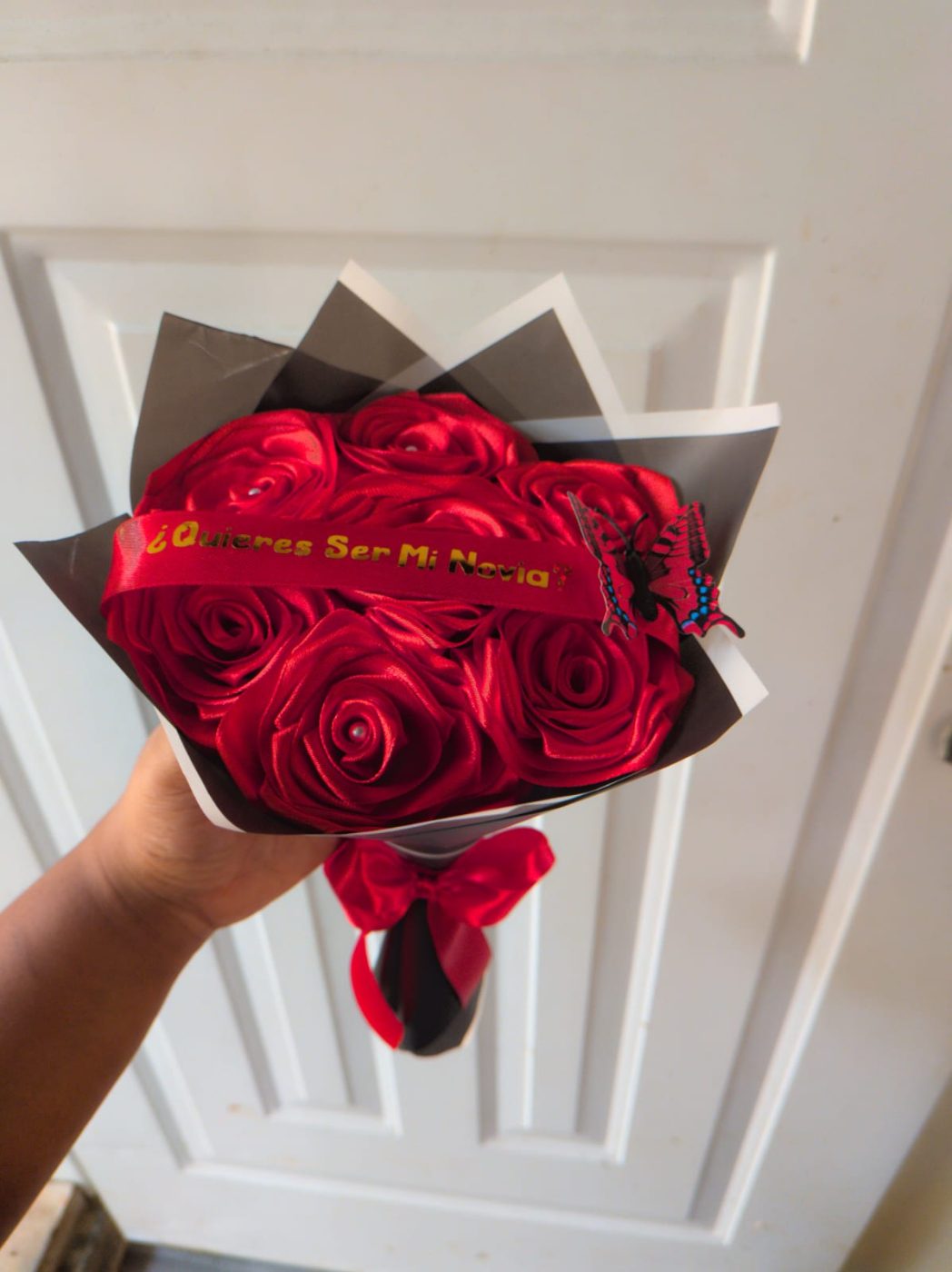 Ramo de rosas rojas con mensaje