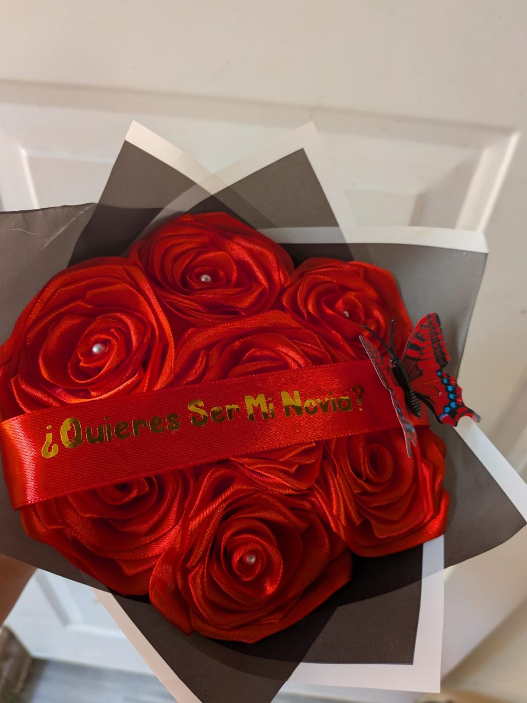 Ramo de rosas rojas con mensaje